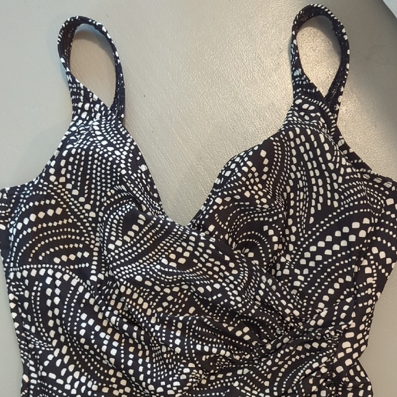 Miraclesuit Black‎ and White One Piece Swimsuit - Picture 2 of 7